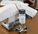 بطانية تدفئة الجزء العلوي من الجسم نظام التحكم في تدفئة وحدة العناية المركزة الجراحية SMS النسيج خالية من الهواء لون أبيض حجم نصف الجسم