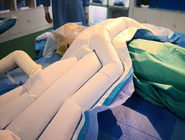 بطانية تدفئة الجزء العلوي من الجسم نظام التحكم في تدفئة وحدة العناية المركزة الجراحية SMS النسيج خالية من الهواء لون أبيض حجم نصف الجسم